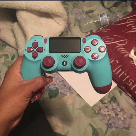 PS4 - Picture 3 of 3